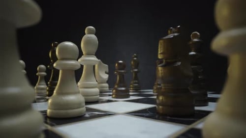 Intensive Schachfiguren strategisch positioniert