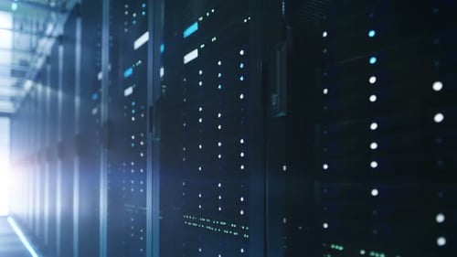 La caméra se déplace le long des serveurs rack en état de fonctionnement.