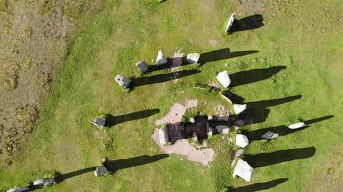 Steinkreis aus der Steinzeit von oben gefilmt. Diese stehenden Steine befinden sich im Äußeren He
