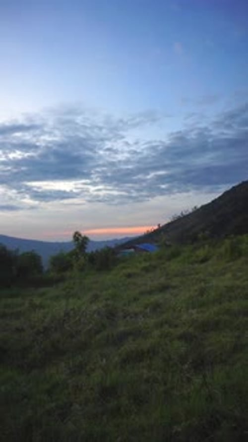 La beauté du matin quand le soleil se lève avec vue sur le mont Cikuray Garut en Indonésie