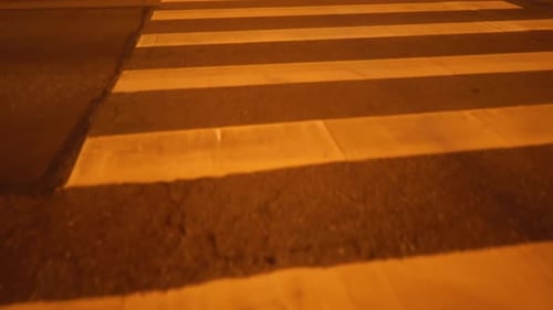 Uma faixa de pedestres lindamente iluminada é vista à noite em uma cena urbana vibrante, cativante e