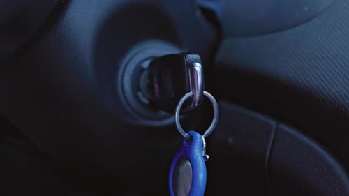 Starten Sie die Zündung des Autos durch Einstecken des Schlüssels und schalten Sie die automatische Inneneinrichtung ein.