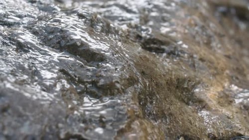 Reiner Süßwasserstrom in den Bergen Fließender Fluss mit sauberem Wasser