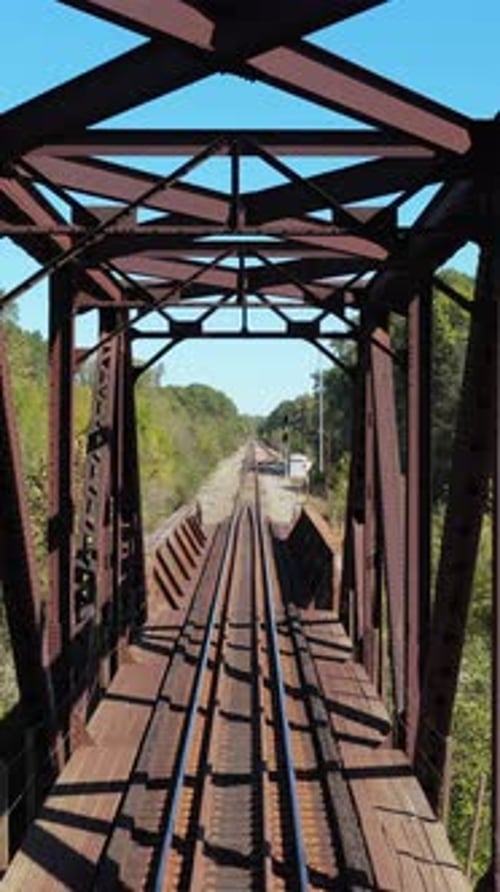 Vertikale Luftaufnahme der Eisenbahnbrücke über den Old River