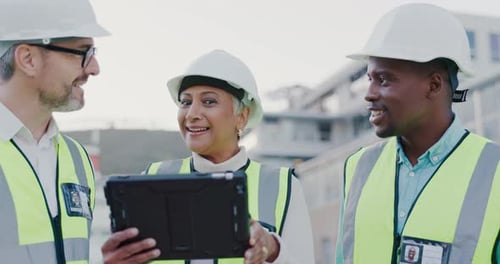 Tablet, gerente de construcción y personal de ingeniería para el desarrollo de edificios