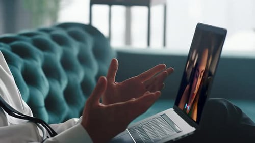 Chef hat ein virtuelles Meeting per Laptop-Videoverbindung im Luxusbüro aus nächster Nähe