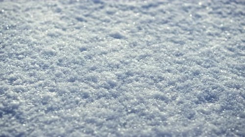 Funkelnde weiße Schneekristalle bedecken Boden Winterzeit Nahaufnahme