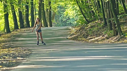 Fille patinant en plein air