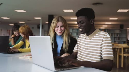 Les jeunes étudient ensemble à la bibliothèque - Concept d'enseignement scolaire