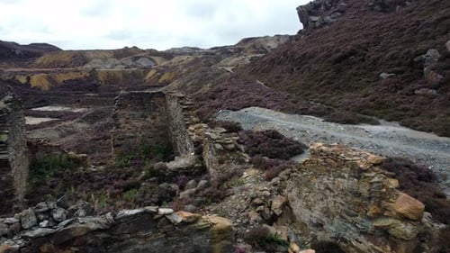 Parys Mountain, mine de cuivre, excavation de pierre, ruine de carrière, vue aérienne basse, Anglesey min.