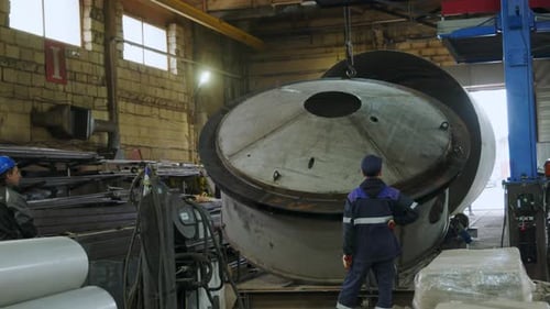 Eine Industriewerkstatt mit schweren Maschinen und Facharbeitern von Action Media