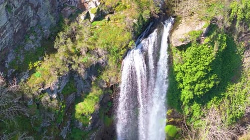 Ruisseau qui coule sur des falaises abruptes avec des cascades de Vilagocende à Fonsagrada, Lugo, Espagne. Prise de vue panoramique