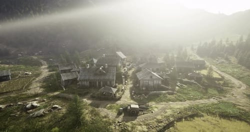 Vue panoramique d'un village rustique entouré de montagnes à la lumière du jour
