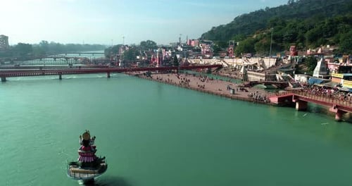 Vue aérienne de Haridwar au-dessus du fleuve sacré du Gange. Montrant la ville sainte de Haridwar, Har ki Pauri, Ganga