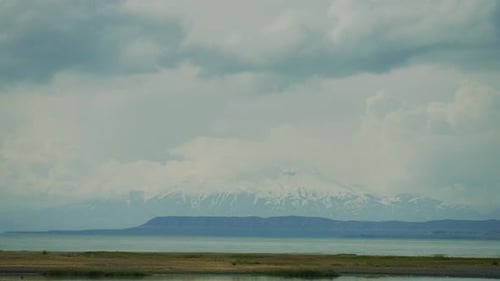 schneebedeckter Berg und schwebende Wolken