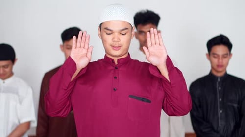 Muslimische Männer im Gebet suchen spirituelle Verbindung und Frieden während der Religionsausübung
