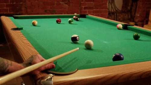 Junger Mann spielt American Billiard Pool Poule, Nahaufnahme, bunte Bälle auf grünem Billardtisch