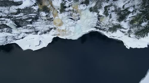 Drohnenaufnahmen eines wunderschönen gefrorenen Wasserfalls in Südnorwegen