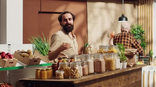 El cliente de la tienda utiliza una bolsa de papel biodegradable