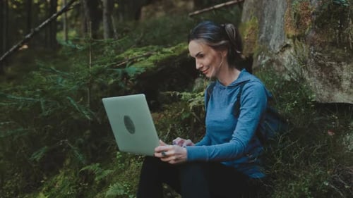 Tipos de mulheres criativas em um laptop na floresta