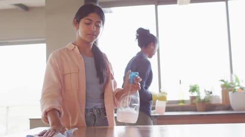 Video von glücklichen verschiedenen Freundinnen, die das Haus putzen