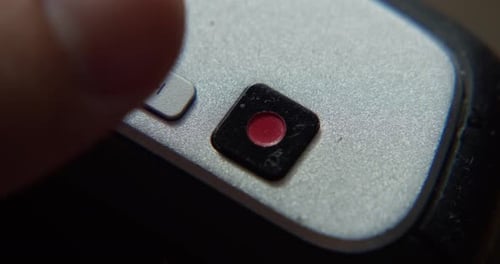 Ein großer Finger drückt einige Tasten an einem alten Retro-Vintage-Kassettenrekorder: Abspielen, Zurückspulen, schnelles