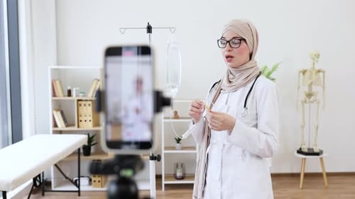 Doctora musulmana graba un vídeo tutorial sobre procedimientos médicos