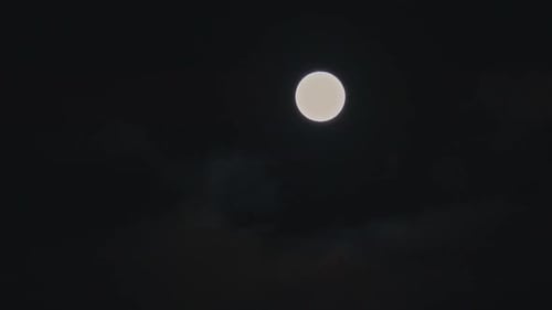 Mond bewegt sich zwischen Wolken im Zeitraffer