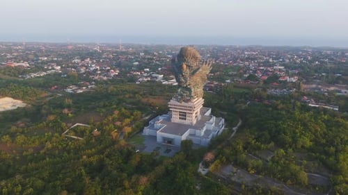 Vue aérienne de Garuda Wisnu Kencana avec panorama matinal de la ville indonésienne