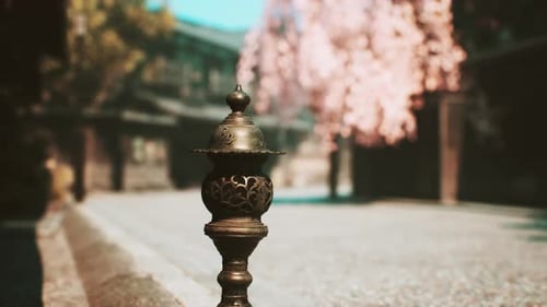 Templo de Koyto na temporada de Maple e na nuvem
