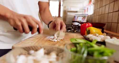 Kochhände, Messer und Gemüse auf einem Schneidebrett, gesund kochen, ernährungsphysiologisch