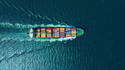 Luftbild von oben Großes Frachtschiff versendet Frachtschiff voller Container