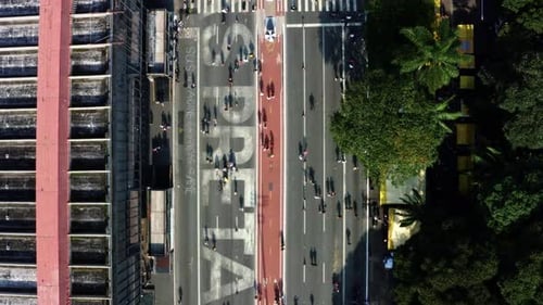 Drone aéreo fotografado de cima para baixo na famosa Avenida Paulista, no centro de São Paulo, a seguir