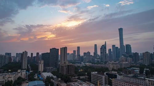 Zeitraffer Wunderschöner Sonnenaufgang über der Skyline der Stadt, Wolkenkratzer, Wahrzeichen, umgeben von Morgennebel