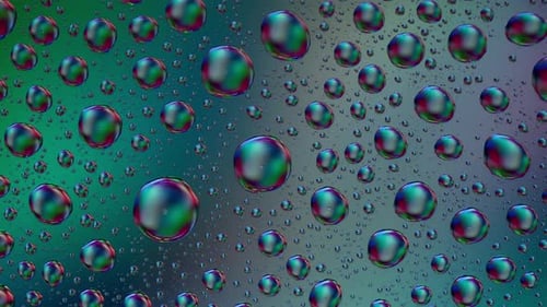 Wassertröpfchen auf Glas, sich bewegende Neonlichter, Liquid Light, Hightech-Ästhetik