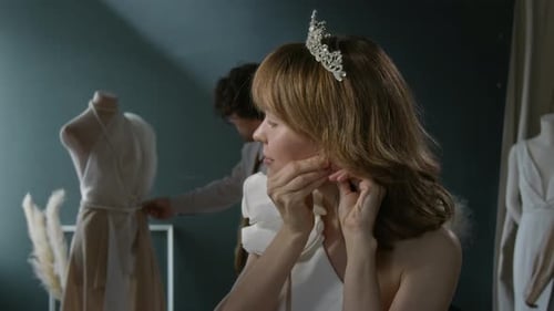 Jovem mulher escolhendo acessórios na loja de noivas