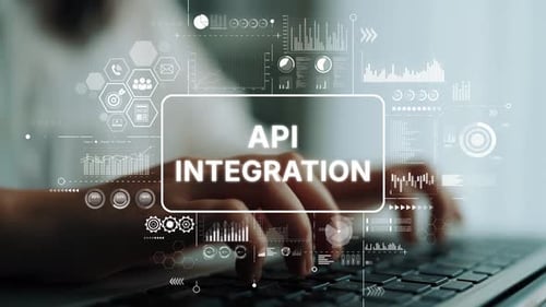 Datenvisualisierung und API-Integration mit praktischem Laptop in einer modernen Büroumgebung. Asymptotisch