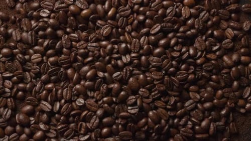 Nahaufnahme von Kaffeesamen Ansicht von oben Duftende Kaffeebohnen werden geröstet, Rauch ProRes