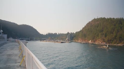 Ralenti : ferry arrivant au terminal de Horseshoe Bay à Vancouver