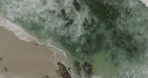 Wellen, krachende Wellen an einem Strand