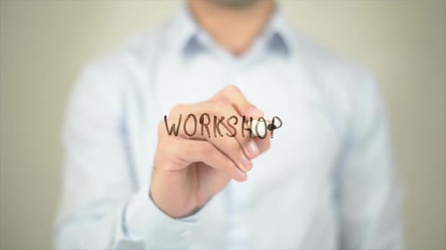 Atelier, Homme écrivant sur écran transparent