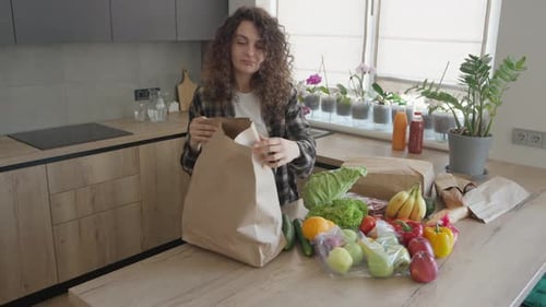 Bolsa ecológica organizadora para mujer después de la compra en una cocina moderna