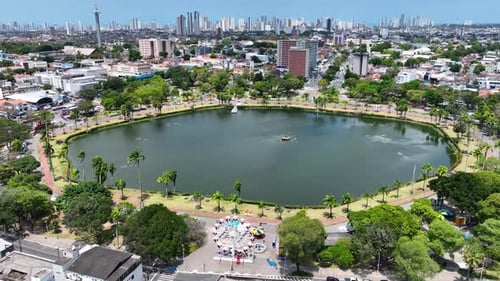 Paisagem urbana da famosa lagoa na cidade de João Pessoa, no nordeste do Brasil.