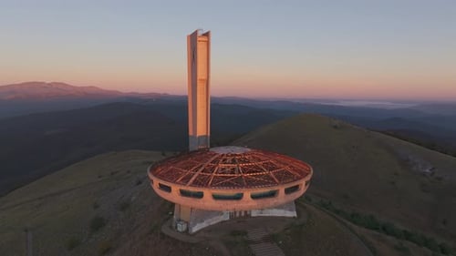 Kran, Bulgaria - 1 de diciembre de 2024: Vista aérea del monumento a Buzludzha al amanecer, Bulgaria.