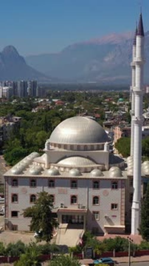 Vidéo verticale de la mosquée et du paysage urbain d'Antalya en Turquie