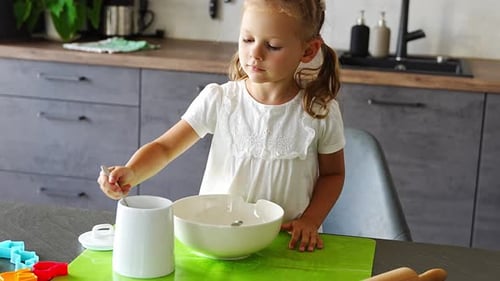 Что значит имя Полина для девочки: тайный код судьбы и 5 ключей к счастью