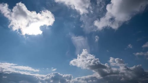 Zeitraffer von Wolken und Sonnenstrahlen