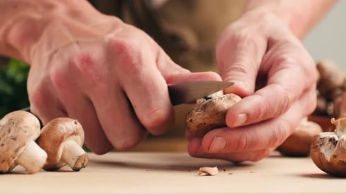 Champignons fraîchement cueillis sur la maison, cuisine, gros plan, texture d'un champignon brun, femme cuisinant délicieusement