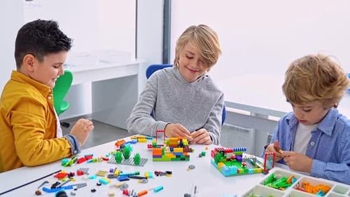 Robotik-Programmierkurs Kinder konstruieren und programmieren Roboter-STEM-Unterricht mithilfe von Konstruktorblöcken