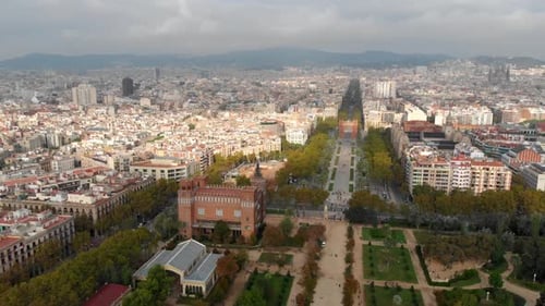 In Barcelona, Spanien, fliegt die Drohne nach links und schwenkt nach rechts, während sie die Stadt Barcelona und die